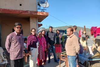 Dubakiya Ward Councilor Anju met the people living in government houses on her holiday.