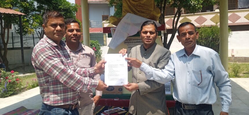 A reward of 25 paise was placed on the MP and DM, causing a stir in the administration - the officers who reached the spot were sent back