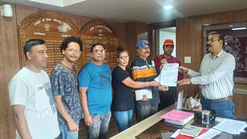 Teachers' organizations submitted a memorandum demanding appointment in the local block for vote counting work