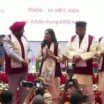 अल्मोड़ा/पंतनगर, गोविंद बल्लभ पंत प्रौद्योगिकी विश्वविद्यालय, पंतनगर में आयोजित 37वें दीक्षांत समारोह में अल्मोड़ा जनपद की प्रतिभाशाली छात्रा अदिति कुमार ने बायोटेक्नोलॉजी विषय में रजत पदक प्राप्त कर क्षेत्र का नाम गौरवान्वित किया है। तल्ला ओढ़खोला, अल्मोड़ा निवासी अदिति कुमार, जो अनीता एवं विनोद कुमार की पुत्री हैं, को यह सम्मान उत्तराखंड के राज्यपाल महामहिम लेफ्टिनेंट जनरल गुरमीत सिंह द्वारा प्रदान किया गया। अदिति वर्तमान में आईआईटी जोधपुर में केमिकल इंजीनियरिंग की पढ़ाई कर रही हैं। इस उपलब्धि पर उन्होंने अपने गुरुजनों, माता-पिता, दादा-दादी, साथियों एवं समस्त परिवार का आभार व्यक्त किया। अदिति के पिता विनोद कुमार अटल उत्कृष्ट राजकीय इंटर कॉलेज, लमगड़ा में व्यायाम अध्यापक के पद पर कार्यरत हैं, जबकि उनकी माता गृहिणी हैं। अदिति की प्रारंभिक शिक्षा पाइनवुड स्कूल, अल्मोड़ा से हुई, जबकि हाईस्कूल एवं इंटरमीडिएट की पढ़ाई उन्होंने शारदा पब्लिक स्कूल, अल्मोड़ा से पूरी की। अदिति की इस उपलब्धि पर क्षेत्र में हर्ष का माहौल है और उन्हें लगातार बधाइयाँ मिल रही हैं।