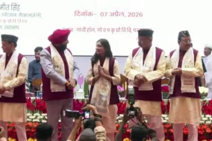 अल्मोड़ा/पंतनगर, गोविंद बल्लभ पंत प्रौद्योगिकी विश्वविद्यालय, पंतनगर में आयोजित 37वें दीक्षांत समारोह में अल्मोड़ा जनपद की प्रतिभाशाली छात्रा अदिति कुमार ने बायोटेक्नोलॉजी विषय में रजत पदक प्राप्त कर क्षेत्र का नाम गौरवान्वित किया है। तल्ला ओढ़खोला, अल्मोड़ा निवासी अदिति कुमार, जो अनीता एवं विनोद कुमार की पुत्री हैं, को यह सम्मान उत्तराखंड के राज्यपाल महामहिम लेफ्टिनेंट जनरल गुरमीत सिंह द्वारा प्रदान किया गया। अदिति वर्तमान में आईआईटी जोधपुर में केमिकल इंजीनियरिंग की पढ़ाई कर रही हैं। इस उपलब्धि पर उन्होंने अपने गुरुजनों, माता-पिता, दादा-दादी, साथियों एवं समस्त परिवार का आभार व्यक्त किया। अदिति के पिता विनोद कुमार अटल उत्कृष्ट राजकीय इंटर कॉलेज, लमगड़ा में व्यायाम अध्यापक के पद पर कार्यरत हैं, जबकि उनकी माता गृहिणी हैं। अदिति की प्रारंभिक शिक्षा पाइनवुड स्कूल, अल्मोड़ा से हुई, जबकि हाईस्कूल एवं इंटरमीडिएट की पढ़ाई उन्होंने शारदा पब्लिक स्कूल, अल्मोड़ा से पूरी की। अदिति की इस उपलब्धि पर क्षेत्र में हर्ष का माहौल है और उन्हें लगातार बधाइयाँ मिल रही हैं।