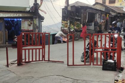 The Municipal Corporation's welcome gate, built at a cost of Rs 2.50 lakh, broke down, raising questions about its quality.