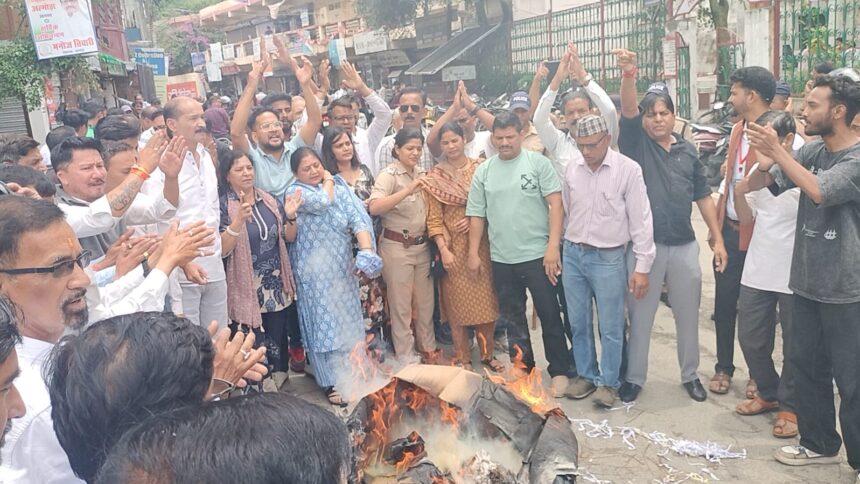 Congress protests against doctors' transfers; effigies of the Chief Minister and Health Minister burned.